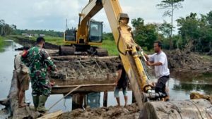 Ternyata Babinsa Ini Mengerti Tentang Mesin Alat Berat