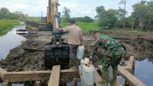 Semangat Pak Kadus Tiga Sungaiterap Dalam Membangun Jalan Bersama TNI