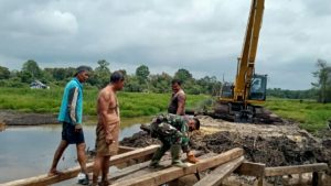 Meski Dengan Alat Seadanya, Babinsa Terjun Langsung Bantu Bangun Jembatan
