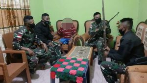 Eks Pejuang Timor Timur Serahkan 2 Pucuk Senpi Kepada Satgas Yonif RK 744