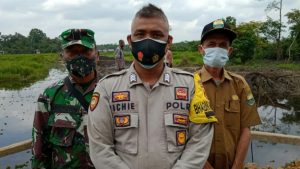 Bhabinkamtibmas Sungaiterap Dukung Program TMMD di Wilayah Hukumnya