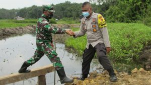 Keharmonisan TNI – Polri Saat Dilokasi TMMD Sungaiterap
