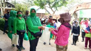 Peduli Sesama, Ketua Persit Kodim 0415 Baksos di TPA Talanggulo Jambi