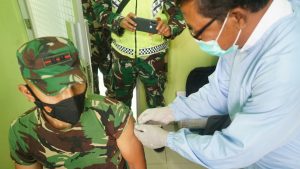 Yakinkan Masyarakat, Dandim Bute Letkol Inf AM. Subagio Terima Suntik Vaksin Sinovac Tahap Pertama