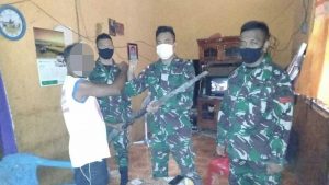 Satgas Pamtas Yonif 744/SYB Kembali Peroleh Senjata Dari Warga Eks Timor-Timur