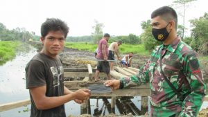 Satgas Bagikan Masker di Lokasi TMMD Sungaiterap 