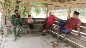 Buka Jalan Baru di Sungaiterap, Anggota TNI Sosialisasikan Tentang Program TMMD