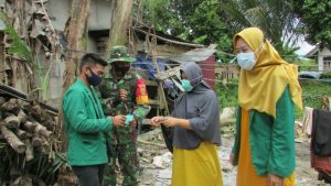 Gandeng Mahasiswa, TNI Dilokasi TMMD Bagikan Masker