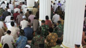 Prajurit TNI Dilokasi TMMD Sungaiterap Jumatan Bersama Warga