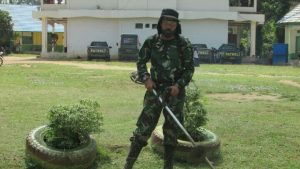 Serda Adi Dengan Mesin Pemotong Rumputnya Di Lokasi TMMD Sungaiterap