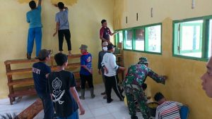 TNI dan Santri Di Sungaiterap Bersatu Cat Ruangan Untuk Acara Pembukaan TMMD