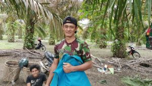 Kadus Ahmad Rela Berburu Burung untuk Disantap Bersama Anggota TNI Dilokasi TMMD