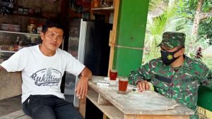 Melalui Komsos, Babinsa Koramil Muara Siau Ingatkan Warga Tentang Prokes