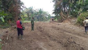 Pembangunan Jalan TMMD di Sungaiterap Sudah Tahap Perataan oleh Bulldozer