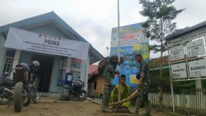 Prajurit Ini Perbaiki Tiang Bendera di Kantor Desa Sungaiterap