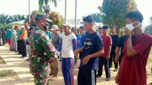 Putus Rantai Penyebaran Covid-19, Satgas TMMD 110 Batanghari Bagi Masker