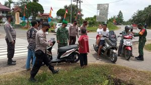 Putus Rantai Penyebaran Covid-19, TNI Polri di Jaluko Bagikan Masker Gratis