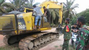 Ratakan Jalan TMMD, Satgas Datangkan Bulldozer