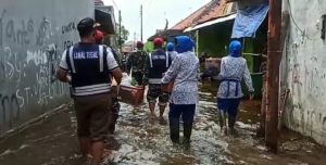 Respon Cepat TNI AL Salurkan Bantuan Pada Korban Banjir di Pekalongan