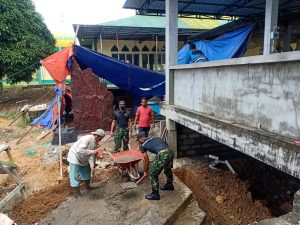 Gelar Karya Bakti, Satgas Yonif 642/Kps Bersama Warga Perbaiki Masjid At-Taqwa