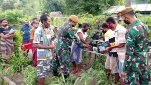 Satgas Yonarmed 3/105 Tarik Ajak Masyarakat Bercocok Tanam di Polybag