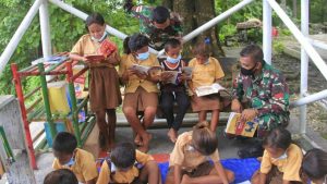 Satgas Yonif RK 744 Hadirkan Perpustakaan Mini Di Desa Asumanu