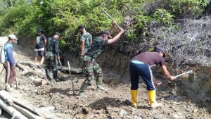 Semangat Gotong Royong Warga Perbatasan Bersama Prajurit Padma Kusuma Perbaiki Jalan Desa
