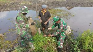 Senang Desanya Dibangun, Nelayan Ini Bagikan Hasil Tangkapan Ikannya Untuk Bapak TNI