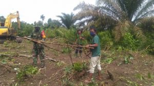 TNI Bangkitkan Semangat Gotong Royong Warga Desa Sungaiterap Melalui Pra TMMD