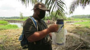 Tiap Pagi Ketua RT Di Desa Sungaiterap Antarkan Setermos Kopi ke Lokasi TMMD