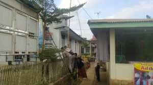 Warga Bantu Pasang Reviter Dukung TMMD 110 Berlangsung Di Sungaiterap