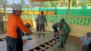 Warga Ponpes Bersama TNI Benahi Saung Untuk Sunatan Massal Usai Buka TMMD