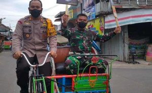 Naik Becak, Kapolres Tanjab Barat Kampanye Prokes Keliling Kota Kualatungkal