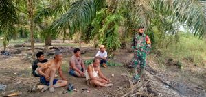 Babinsa Ingatkan Faktor Keamanan Saat Bekerja di Lokasi TMMD