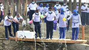 Tabur Benih Ikan Nila dan Mujair, Pangkoarmada III Dayung Perahu Kliling Kolam Laguna Arafuru