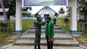 Cegah Penyebaran Covid-19, Babinsa Kodim Biak Gelar Simulasi dan Pembagian Masker di Tempat Ibadah