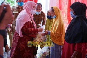 Bupati Muarojambi Serahkan Bantuan Covid-19 untuk Masyarakat dan Menyantuni Anak Yatim di Desa Sipintelukduren