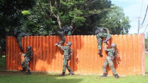 Tingkatkan Kekebalan Tubuh Prajurit, “Singa Sapu Jagad” Ini Berlatih Halang Rintang