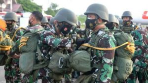 Ratusan Prajurit Paskhas Menghiasi Langit Makassar