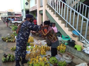 Prajurit TNI AL Motivasi Masyarakat Papua Terapkan Disiplin Prokes