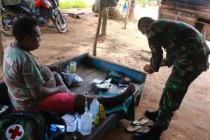 Satgas Yonif 611/Awl, Obati Maerie Ndiken dan Berikan Bantuan Alat Pompa Air