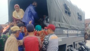 TNI AL Bantu Evakuasi Korban Banjir di Pekalongan Kota