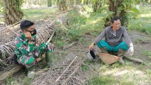 Anggota Satgas TMMD 110 Sungaiterap, Terus Bangun Komsos Bersama Masyarakat Setempat