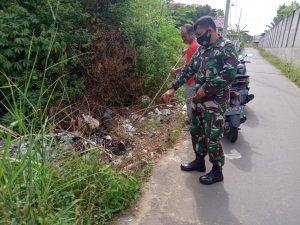 Babinsa Ajak Warga Peduli Kebersihan Lingkungan