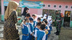 Babinsa Edukasi Anak-Anak Terapkan Protokol Kesehatan