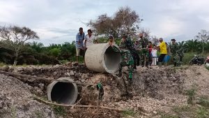 Bersama Warga, Satgas TMMD 110 Kodim 0415 Batanghari Pasang Gorong-Gorong