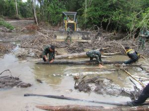 Bulldozer terjebak dilokasi  TMMD, Anggota Ini Nekat Terjun ke Kanal 