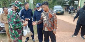 Cegah Penularan COVID-19, Satgas TMMD Sungaiterap Bagikan Masker ke Warga