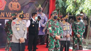 Pangdam II/Sriwijaya Dampingi Panglima TNI dan Kapolri Tinjau Pelaksanaan Vaksinasi Covid-19  di Palembang