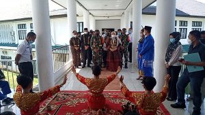 Danrem 042/Gapu disambut dengan tari tabur beras kunyit